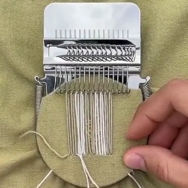 Les fils verticaux sont accrochés aux crochets du métier