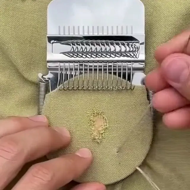 Le tissu est posé et tendu sur le disque du métier à repriser