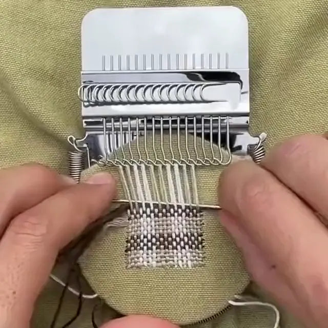 Le fil horizontal est tissé en basculant les crochets