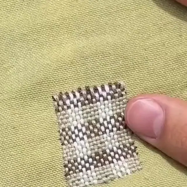 Le patch tissé terminé sur le vêtement